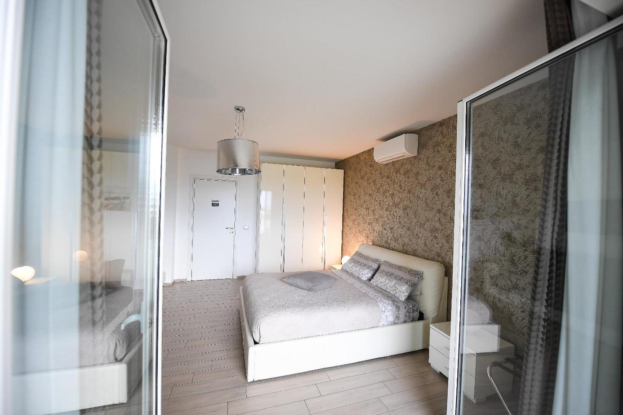 Karol Wojtyla Airport Bari Hotel Eksteriør billede