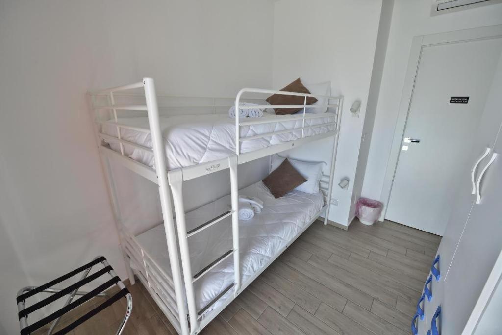 Karol Wojtyla Airport Bari Hotel Eksteriør billede